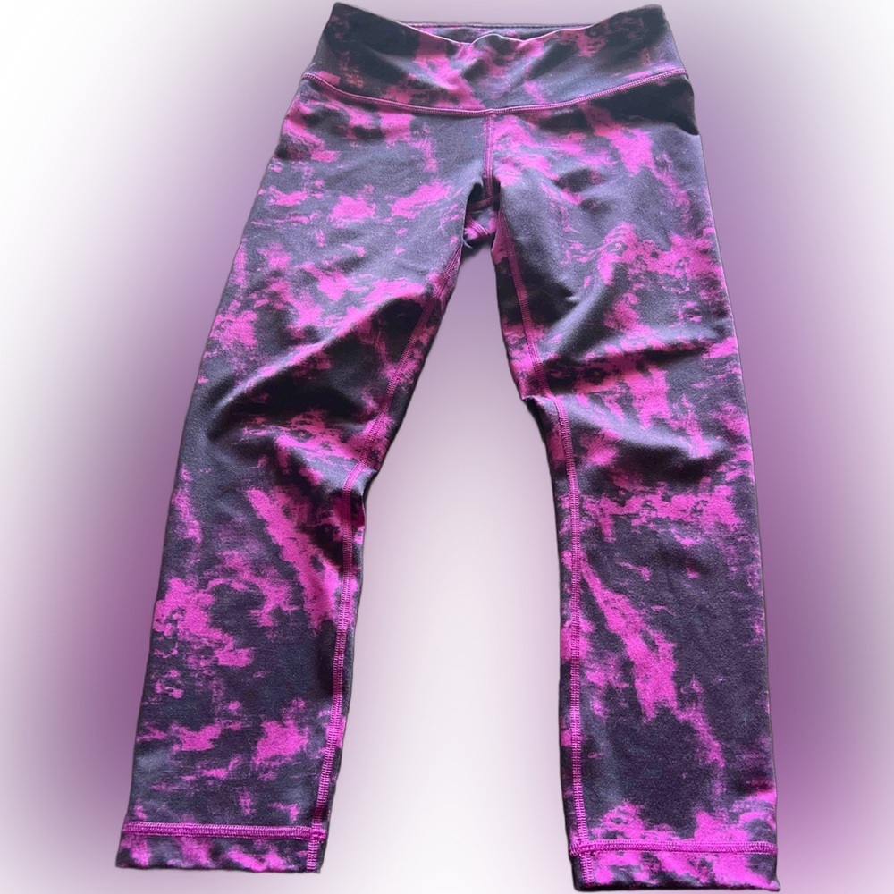 Lululemon size 4 workout capri leggings pinkish purple  camo print. A358